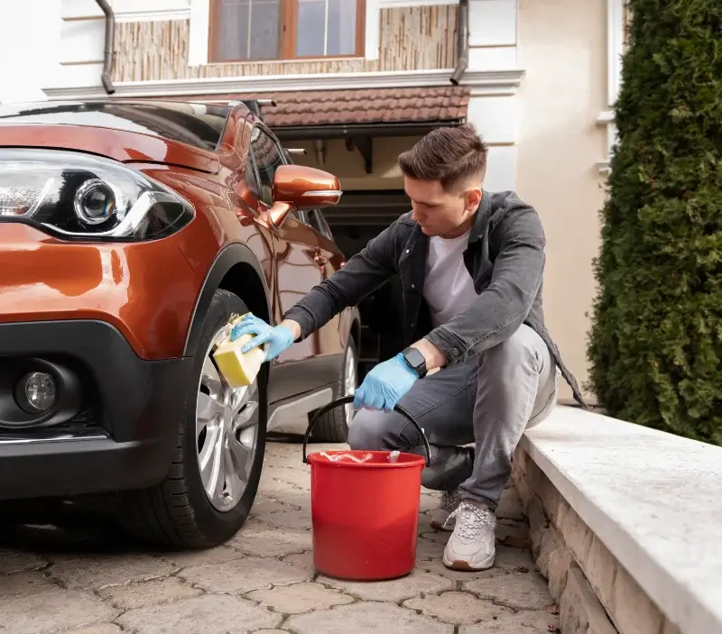 Lavage auto à domicile Neugartheim-Ittlenheim : professionnel intervenant sur un véhicule
